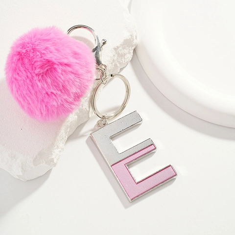 Portachiavi Lettera E Pendente Pompon Ecopelliccia Rosa Lega Di Zinco Smalto Glitterato Per Zaino Decorazione Donna