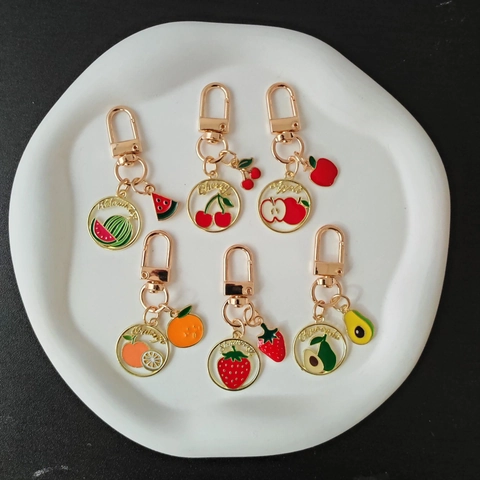 Porte-clés Fruit en Alliage Émaillé Simulation Créative Forme de Pastèque Cerise Avocat Pendentif de Sac pour Femmes Étudiants