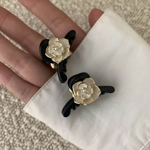 Elegante Molla per Capelli a Forma di Camelia Con Perla Artificiale Vintage Francese Accessori per Capelli Neri e Bianchi