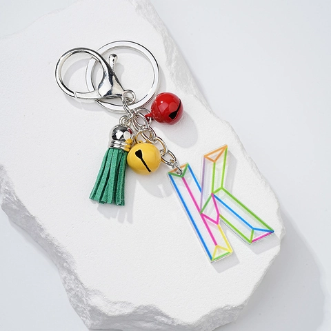 Moderner Acryl Buchstaben Schlüsselanhänger Mit Geometrischen Linien Grüner Quaste Bunten Glocken Zinklegierung Für Damen