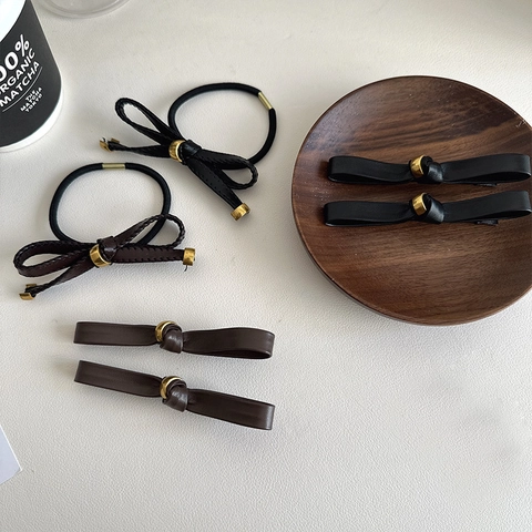 Ensemble de Pinces à Cheveux et Élastiques à Nœud en Cuir PU pour Femmes Style Vintage Support de Queue de Cheval en Similicuir Accessoires de Pince Bec de Canard