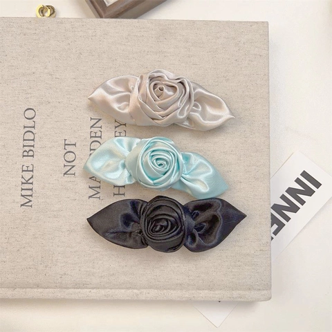 Elegante Satijn Roos Haarclip Voor Vrouwen Franse Stijl Lint Bloem Veerclip Retro Bruiloft Feest Haaraccessoires