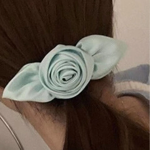 Elegante Satijn Roos Haarclip Voor Vrouwen Franse Stijl Lint Bloem Veerclip Retro Bruiloft Feest Haaraccessoires