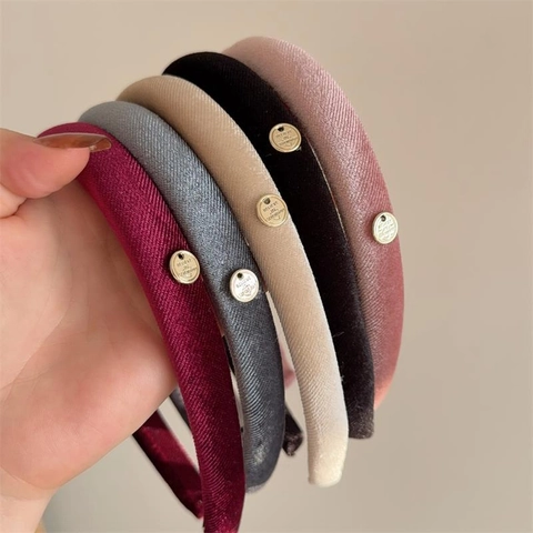 Diadema de Terciopelo Acolchada Con Etiqueta de Metal Dorado Decoración Letras Color Sólido Vintage Banda para Pelo Mujer Accesorios