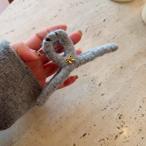 Women Autumn Winter Plush Woolen Hair Claw Clip Large Knitted Hair Shark Clip With Gold Bow Elegant Hair Accessories