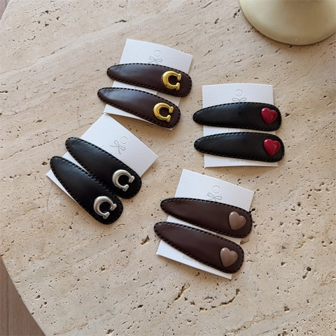 Koreanischer Stil PU-Leder BB Haarclips Für Damen Mode Herz C Buchstaben Muster Seitliche Pony Clips Elegante Haaraccessoires Geschenk
