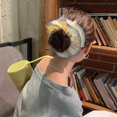 Scrunchie Grande in Tessuto a Righe Gialle e Bianche Con Profili a Contrasto Elastico per Capelli Oversize in Stile Francese da Donna