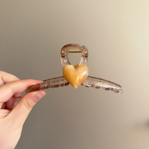 Elegant Jelly Amber Heart Hair Claw Clip For Women Large Plastic Resin Shark Clip For Thick Hair Styling Headwear Jewelry