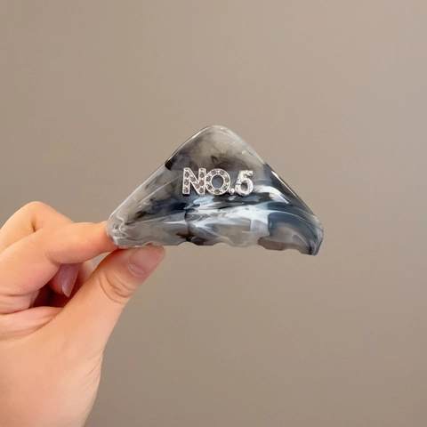 Elegant Marble Triangle Hair Claw Clip With Rhinestone Letter Decoration Acrylic Shark Clip For Women Fashion Hair Accessories
