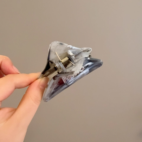 Elegant Marble Triangle Hair Claw Clip With Rhinestone Letter Decoration Acrylic Shark Clip For Women Fashion Hair Accessories