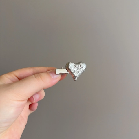 Eleganter Silber Metall Herz Haarklammer Gehämmerte Textur Entenschnabel Haarklammer Süß Mode Haarschmuck Für Damen Schmuck