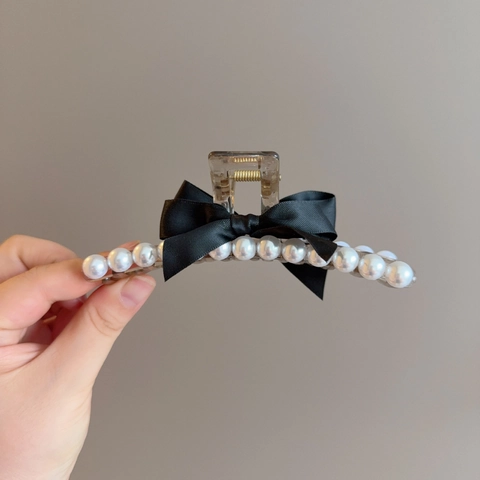Eleganter Schwarzer Satin Schleife Haarklammer Mit Weißer Künstlicher Künstliche Perle Transparente Acryl Shark Clip Haarschmuck Damen