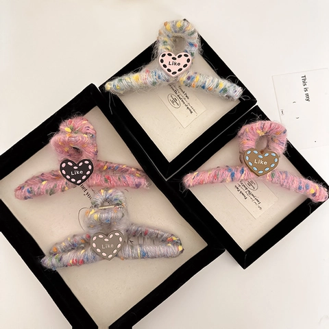 Pince à Cheveux Grande en Fil de Laine Tricoté Automne Hiver Doux Peluche Cœur Lettre Like Accessoires Cheveux pour Femmes