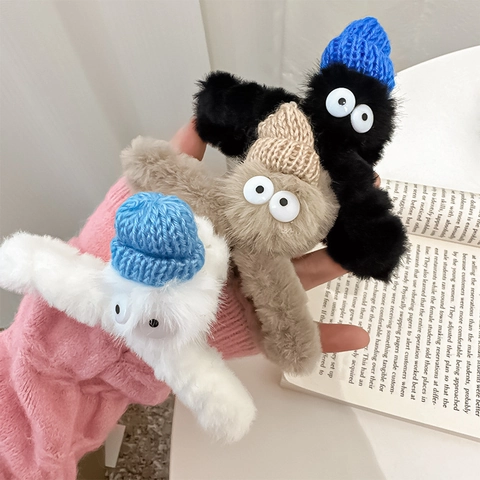Leuke Pluche Monster Haarklem Met Gebreide Muts Grote Ogen Cartoon Roetmannetje Stijl Imitatiebont Haarklem Voor Dames Winter Accessoire