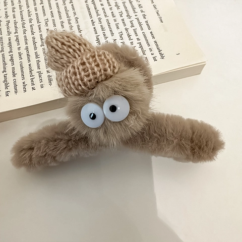 Leuke Pluche Monster Haarklem Met Gebreide Muts Grote Ogen Cartoon Roetmannetje Stijl Imitatiebont Haarklem Voor Dames Winter Accessoire
