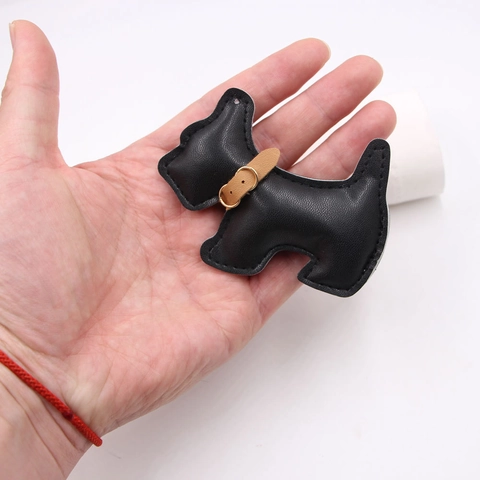 PU Leder Schottischer Terrier Hund Taschenanhänger Mit Miniatur Halsband Kontrastnähten Tierform Schlüsselanhänger Dekor