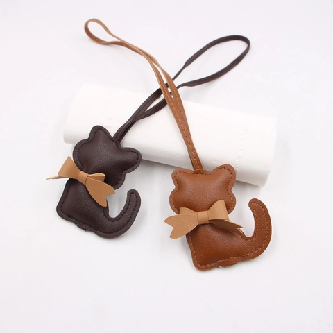 Simpatico Ciondolo per Borsa in Pelle Artificiale a Forma di Gatto Con Fiocco Portachiavi con Cordino Cucito a Mano per Accessori da Donna