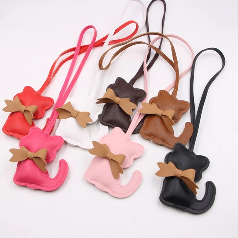 Simpatico Ciondolo per Borsa in Pelle Artificiale a Forma di Gatto Con Fiocco Portachiavi con Cordino Cucito a Mano per Accessori da Donna