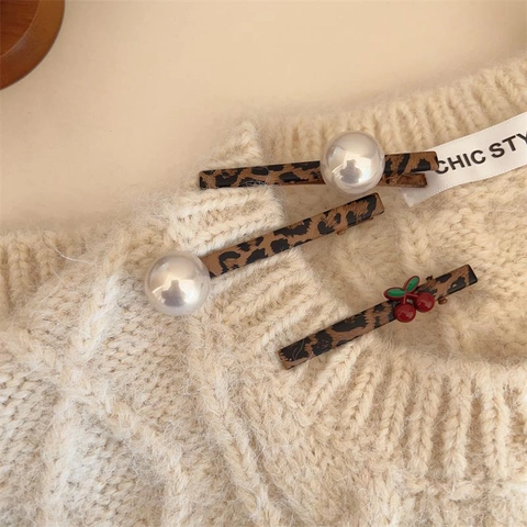 Fermaglio per Capelli Dolce a Stampa Leopardata in Metallo Clip a Becco d'Anatra Con Perla Artificiale Ciliegia per Donna