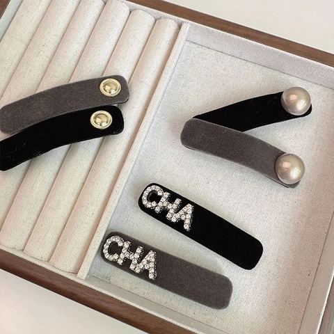 Vintage Beflockte Samt Haarklammer Mit Künstlicher Perle Metallknopf Buchstaben Dekor Retro Koreanischen Stil Haarnadel Für Damen Mädchen Zubehör