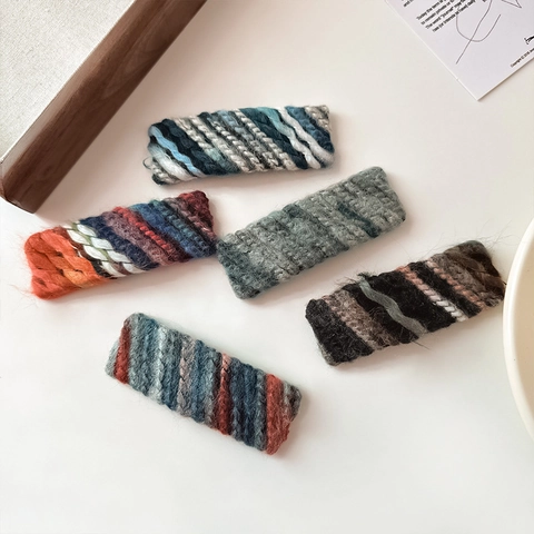 Pinzas para el Cabello BB de Felpa Tejidas a Rayas Elegantes para Mujeres Niñas Hechas a Mano de Ganchillo Coloridas Rectangulares Laterales