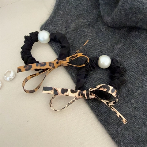 Elastico per Capelli con Fiocco in PU con Stampa Leopardata e Perla Artificiale Elegante Scrunchie ad Alta Elasticità per Donna