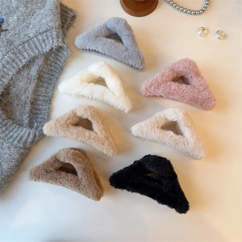 Große Plüsch Dreieck Haarklammer Für Damen Winter Kunstfell Geometrische Haarklammer Elegantes Haar-Accessoires Weicher Kopfschmuck