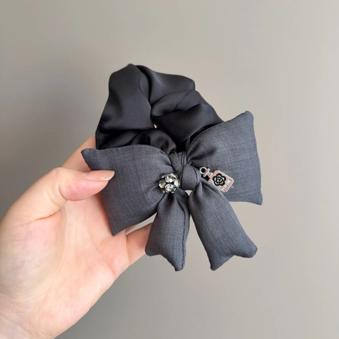 Coletero Elegante con Lazo Grande Estilo Coreano con Bola de Diamantes de Imitación y Colgante de Frasco de Perfume para Mujer