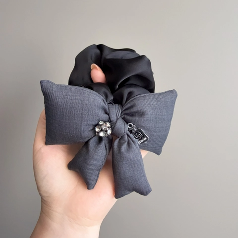 Coletero Elegante con Lazo Grande Estilo Coreano con Bola de Diamantes de Imitación y Colgante de Frasco de Perfume para Mujer