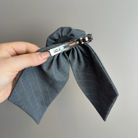 Pinza per Capelli in Tessuto a Righe Grigie Elegante Cerchietto da Pendolare Fiocco Elastico Minimalista Accessori Capelli con Targhetta