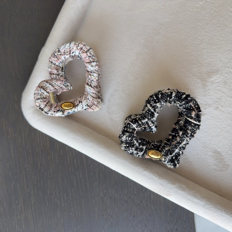 Elegant Tweed Fabric Heart Shaped Hair Claw Clip Retro Love Metal Tag Hair Clips For Women Daily Hair Accessories