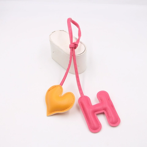Kontrastfarbe Buchstabe H Herz Leder Taschenanhänger DIY Geknotet PU Leder Anhänger Handtasche Dekoration Zubehör Damen