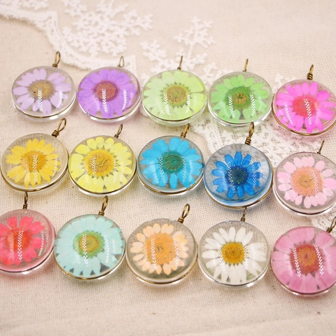 Collier Pendentif en Résine de Fleurs Séchées Réelles Fait Main Style Forêt Vintage Marguerite Rond Colliers Femme Bijoux de Plantes Naturelles