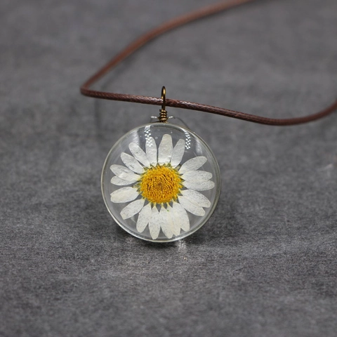 Collier Pendentif en Résine de Fleurs Séchées Réelles Fait Main Style Forêt Vintage Marguerite Rond Colliers Femme Bijoux de Plantes Naturelles