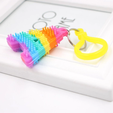 Regenbogen Alphabet Buchstabe Schlüsselanhänger PVC Silikon Stressabbau Sensorisches Spielzeug Tasche Anhänger Auto Zubehör