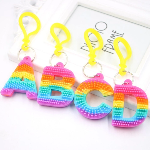 Regenbogen Alphabet Buchstabe Schlüsselanhänger PVC Silikon Stressabbau Sensorisches Spielzeug Tasche Anhänger Auto Zubehör