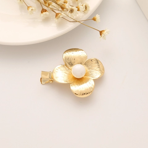 Pince à Cheveux Élégante en Alliage de Fleur Plaqué Or Avec Ornement de Perle Artificielle pour Femme Pince à Bec de Canard Florale