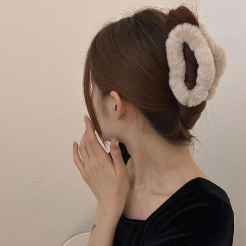 Women Autumn Winter Plush Hair Claw Clip Faux Fur Large Shark Clip Elegant Minimalist Solid Color Hairpin Accessories