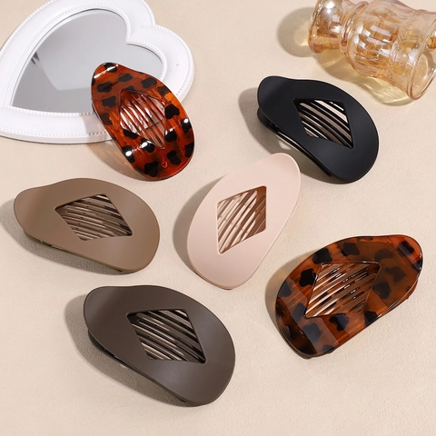 Grande Fermaglio per Capelli Ovale Traforato Minimalista Geometrico Opaco con Stampa Leopardata in Plastica e Resina per Donna