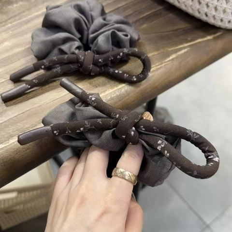 Donna Vintage Floreale Fiocco Stoffa Scrunchie Elastico Capelli Coda di Cavallo Accessori Capelli Elegante Marrone Grigio