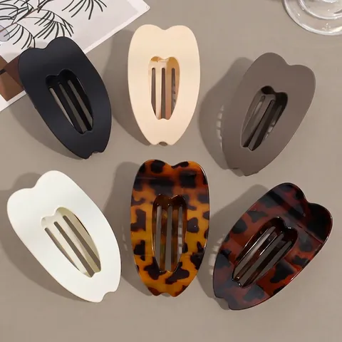Molla per Capelli Grande a Forma di Cuore Cavo Opaca con Stampa Leopardata Semplice Design Piatto in ABS Antiscivolo per Coda di Cavallo Accessorio Capelli Donna