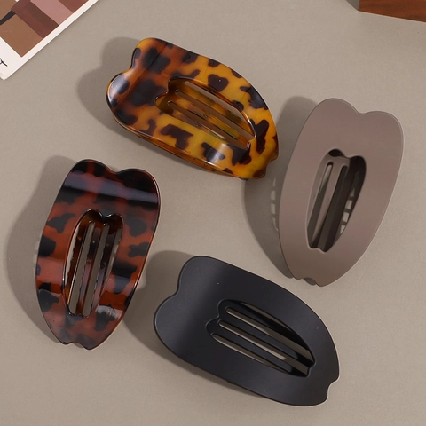 Molla per Capelli Grande a Forma di Cuore Cavo Opaca con Stampa Leopardata Semplice Design Piatto in ABS Antiscivolo per Coda di Cavallo Accessorio Capelli Donna