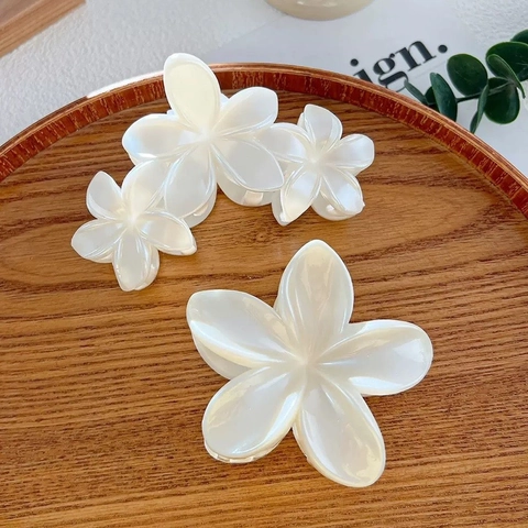 Elegant Plumeria Flower Hair Claw Clip For Women Pearly Gloss Resin Shark Clip Lazy Style Summer Hair Accessories Gift