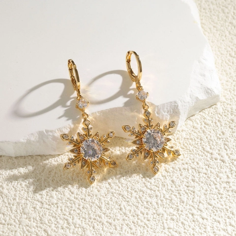 Boucles d'Oreilles Pendantes Flocon de Neige Dorées Élégantes pour Femmes Cuivre Incrusté de Zirconia Bijoux d'Hiver Cadeau de Noël Nouvel An