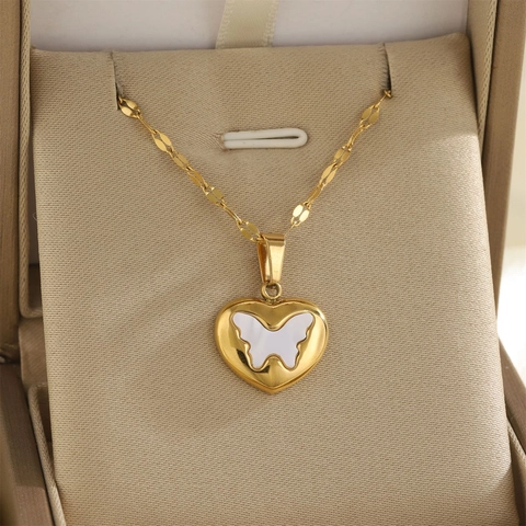 Collana con Pendente a Farfalla in Perla Artificiale Bianca a Cuore Placcata in Oro 18K in Acciaio Inossidabile per Donna