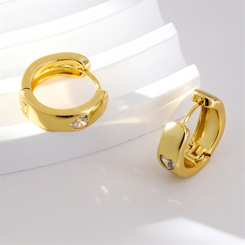 Orecchini a Cerchio Huggie a Cuore in Zirconia Ottone Trendy Europei Oro Geometrici Intarsiati per Donna Gioielli