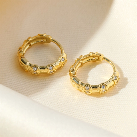 Orecchini a Cerchio Huggie Geometrici in Rame Placcato Oro 18K Con Zirconia Perno in Argento Sterling 925 Donna Gioielli