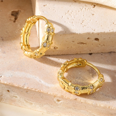 Orecchini a Cerchio Huggie Geometrici in Rame Placcato Oro 18K Con Zirconia Perno in Argento Sterling 925 Donna Gioielli