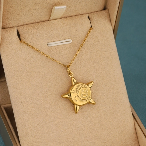 Collana con Pendente a Forma di Sole Stella con Viso Sorridente in Acciaio Inossidabile Catena Geometrica Dorata per Donna