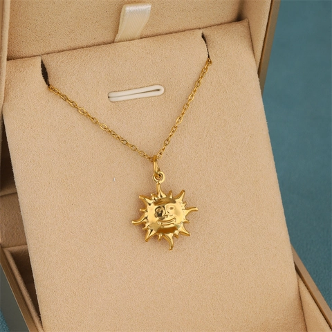 Collana con Pendente a Forma di Sole Placcata Oro 18K in Acciaio Inossidabile Cavo Radiante Espressione Sorridente Donna